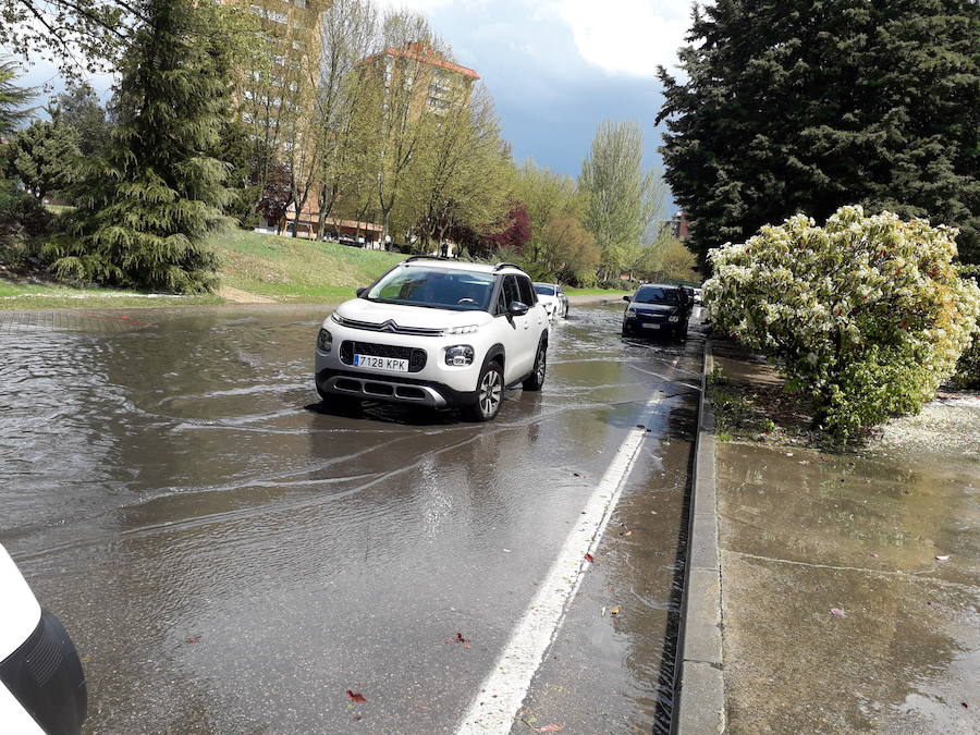 Imágenes de la tormenta de agua y granizado que ha descargado durante veinticinco minutos sobre Valladolid.