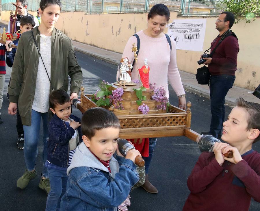 Fotos: Via crucis de los niños en el barrio de San José