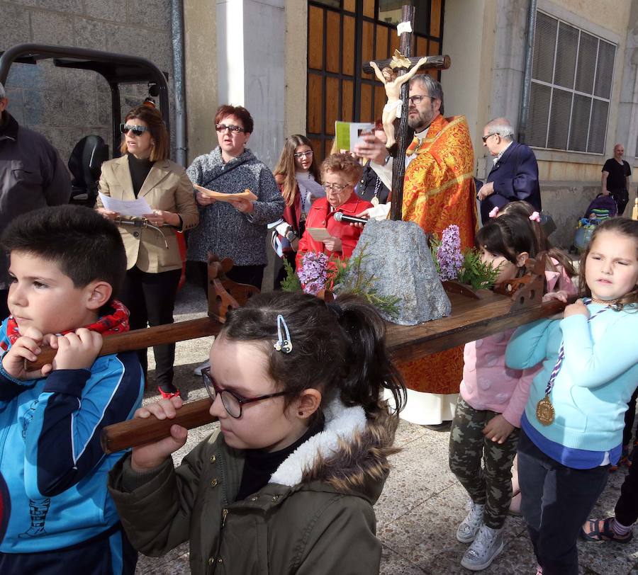 Fotos: Via crucis de los niños en el barrio de San José