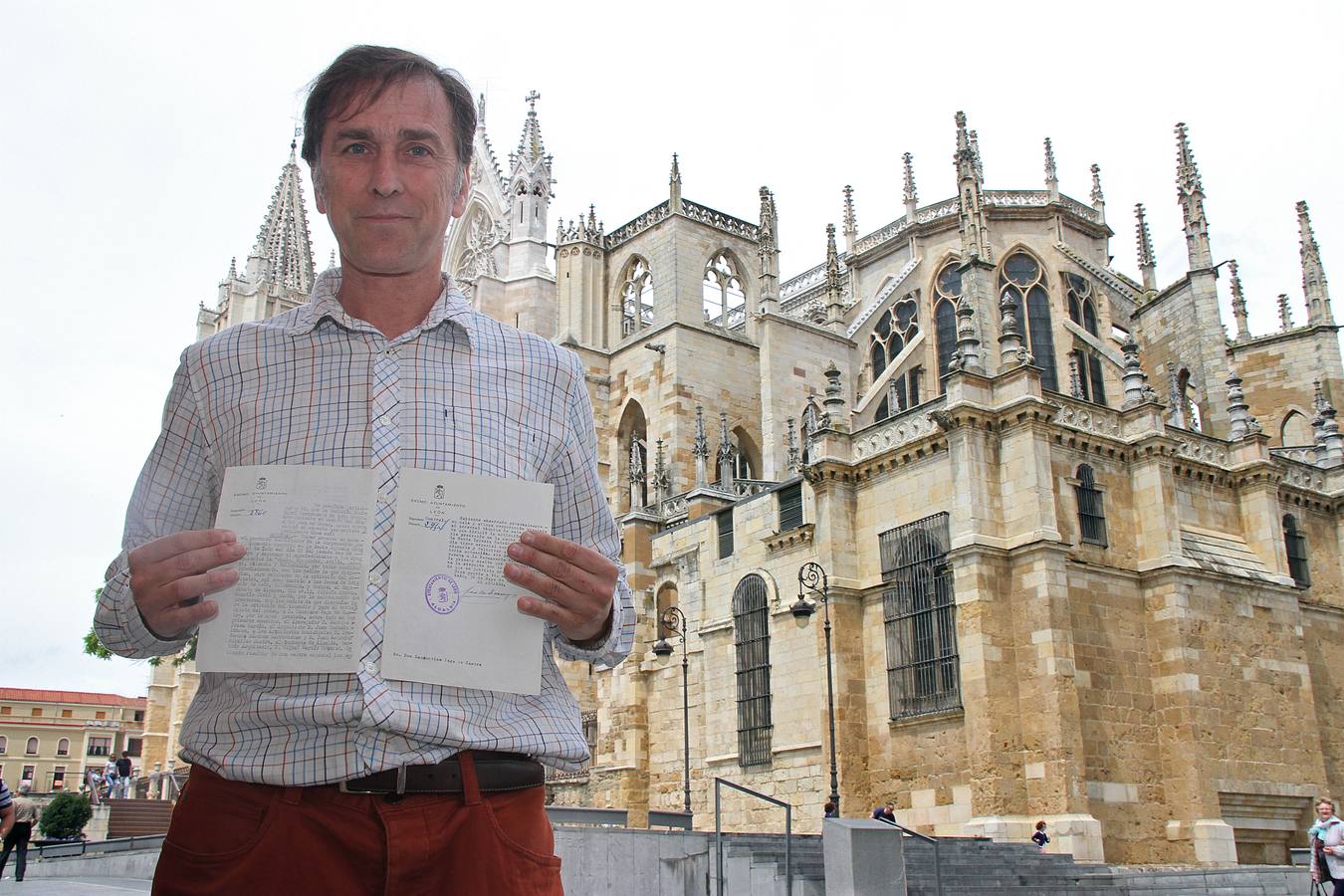 Roberto Vega, con los documentos que acreditan el galardón otorgado a su padre por colaborar en el incendio de la catedral de León en 1966.