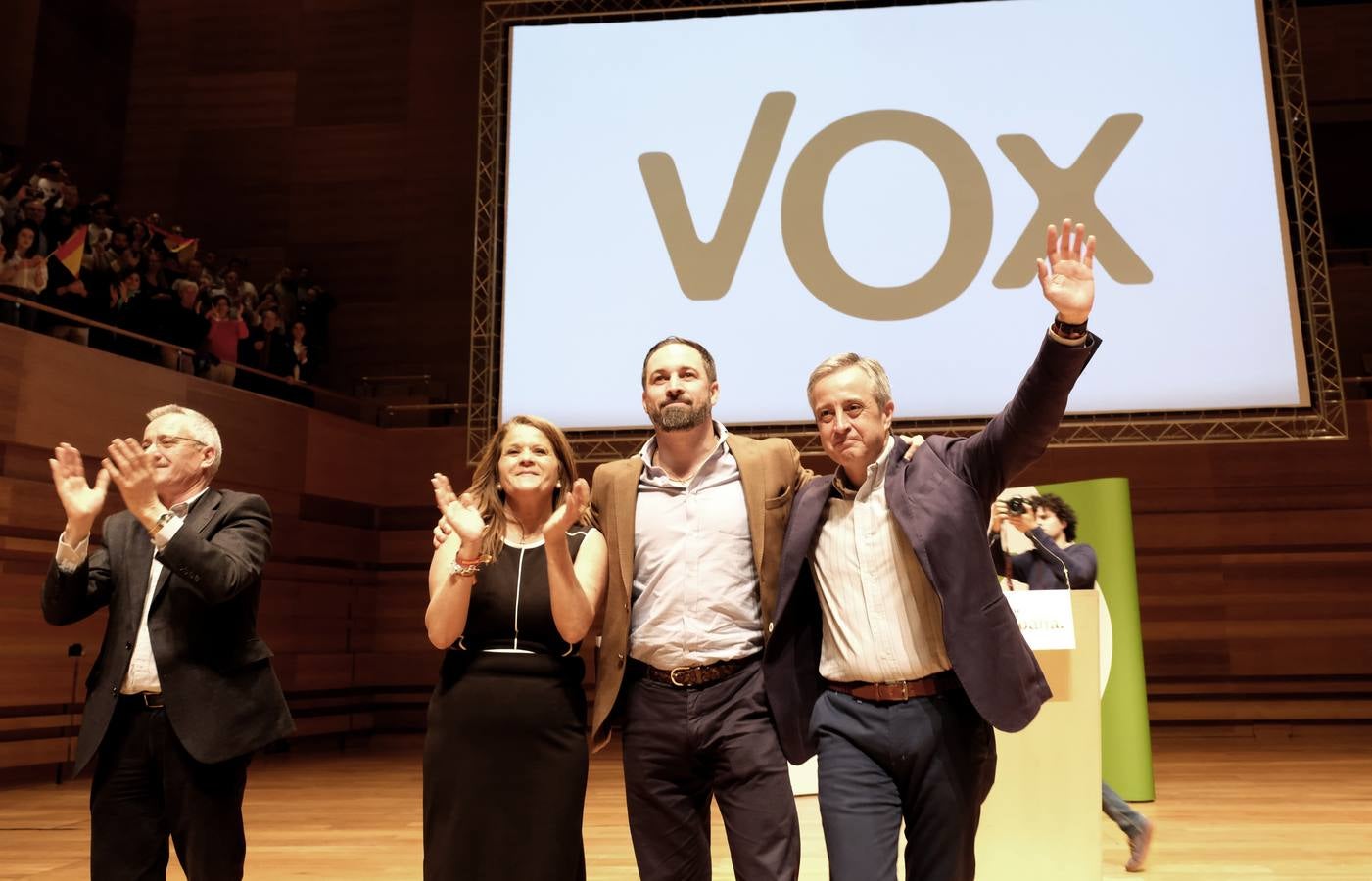 Cuatro mil personas asisten al acto de Santiago Abascal en el Centro Cultural Miguel Delibes