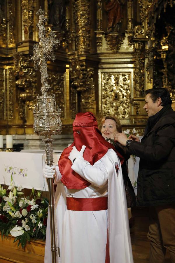 Pese a la amenaza de lluvia, salió con sus dos imágenes titulares, un crucificado gótico, en carroza, y el Cristo de la Agonía, a hombros