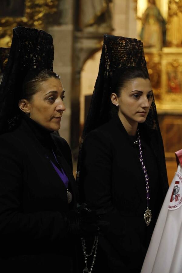 Pese a la amenaza de lluvia, salió con sus dos imágenes titulares, un crucificado gótico, en carroza, y el Cristo de la Agonía, a hombros