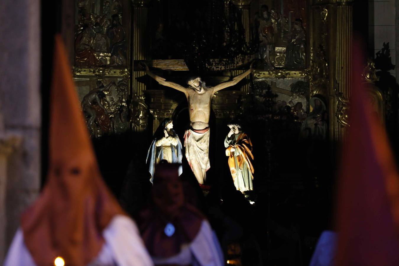 Pese a la amenaza de lluvia, salió con sus dos imágenes titulares, un crucificado gótico, en carroza, y el Cristo de la Agonía, a hombros