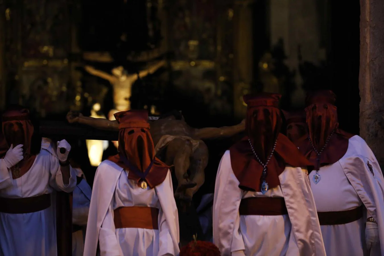 Pese a la amenaza de lluvia, salió con sus dos imágenes titulares, un crucificado gótico, en carroza, y el Cristo de la Agonía, a hombros