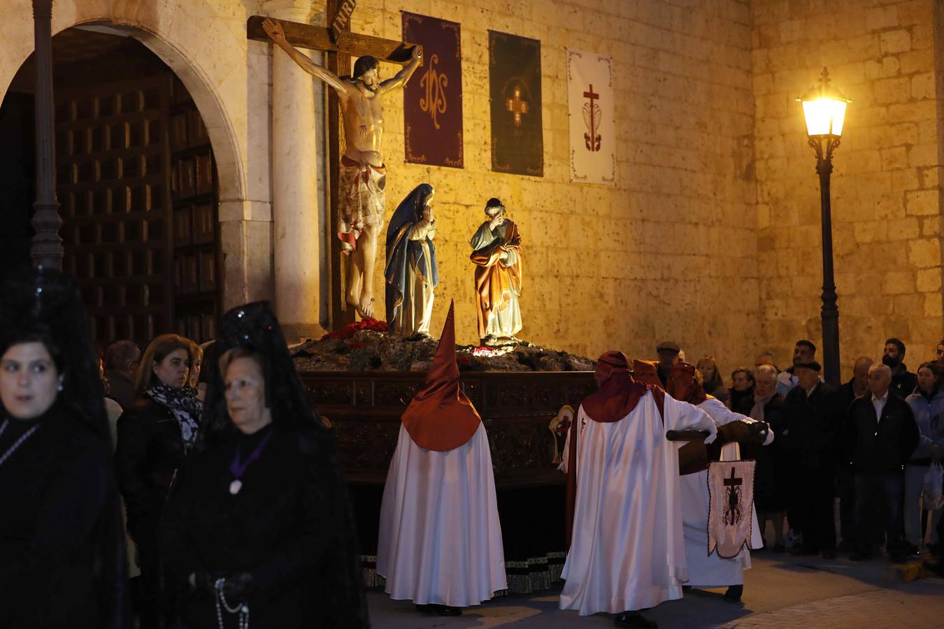 Pese a la amenaza de lluvia, salió con sus dos imágenes titulares, un crucificado gótico, en carroza, y el Cristo de la Agonía, a hombros