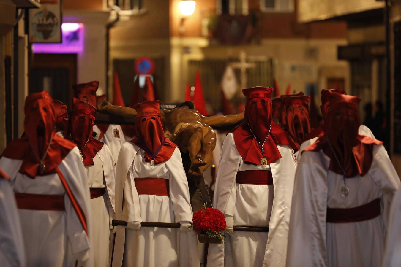 Pese a la amenaza de lluvia, salió con sus dos imágenes titulares, un crucificado gótico, en carroza, y el Cristo de la Agonía, a hombros