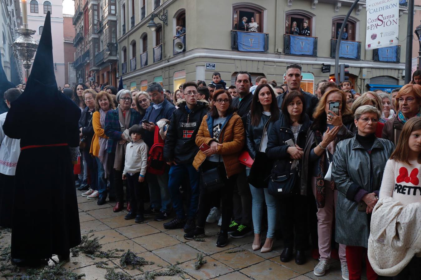 Fotos: Público en la procesión del Encuentro del Martes Santo en Valladolid (1/2)