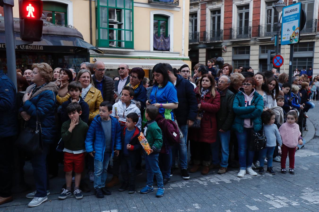 Fotos: Público en la procesión del Encuentro del Martes Santo en Valladolid (1/2)
