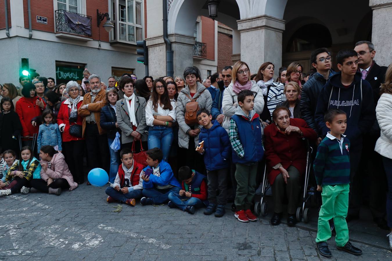 Fotos: Público en la procesión del Encuentro del Martes Santo en Valladolid (1/2)