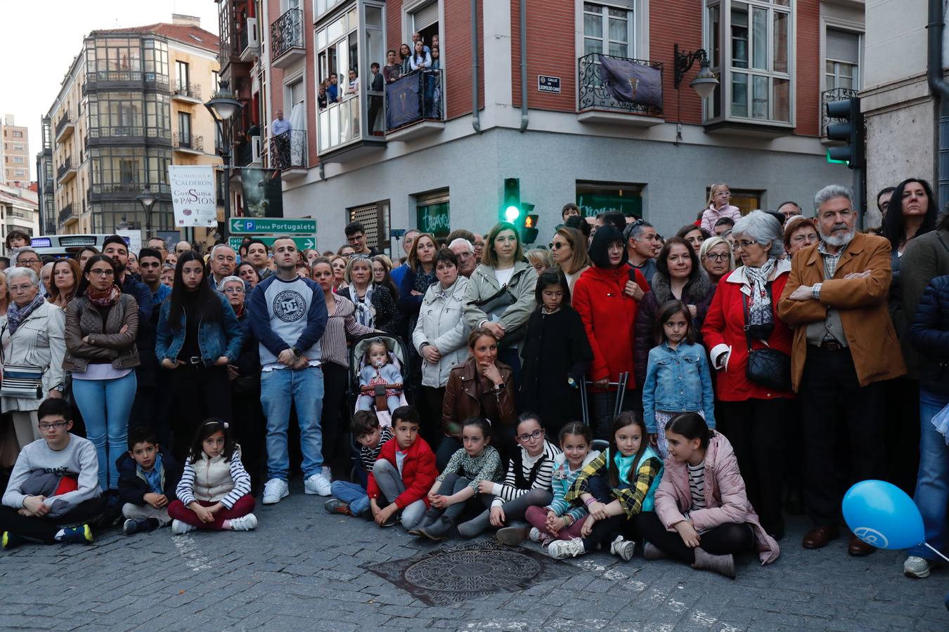 Fotos: Público en la procesión del Encuentro del Martes Santo en Valladolid (1/2)