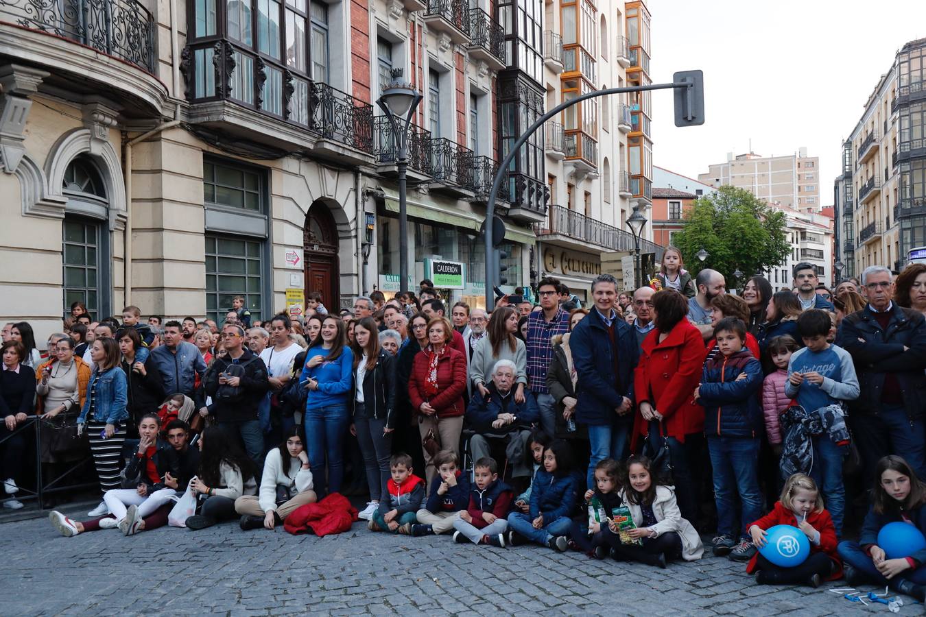 Fotos: Público en la procesión del Encuentro del Martes Santo en Valladolid (1/2)