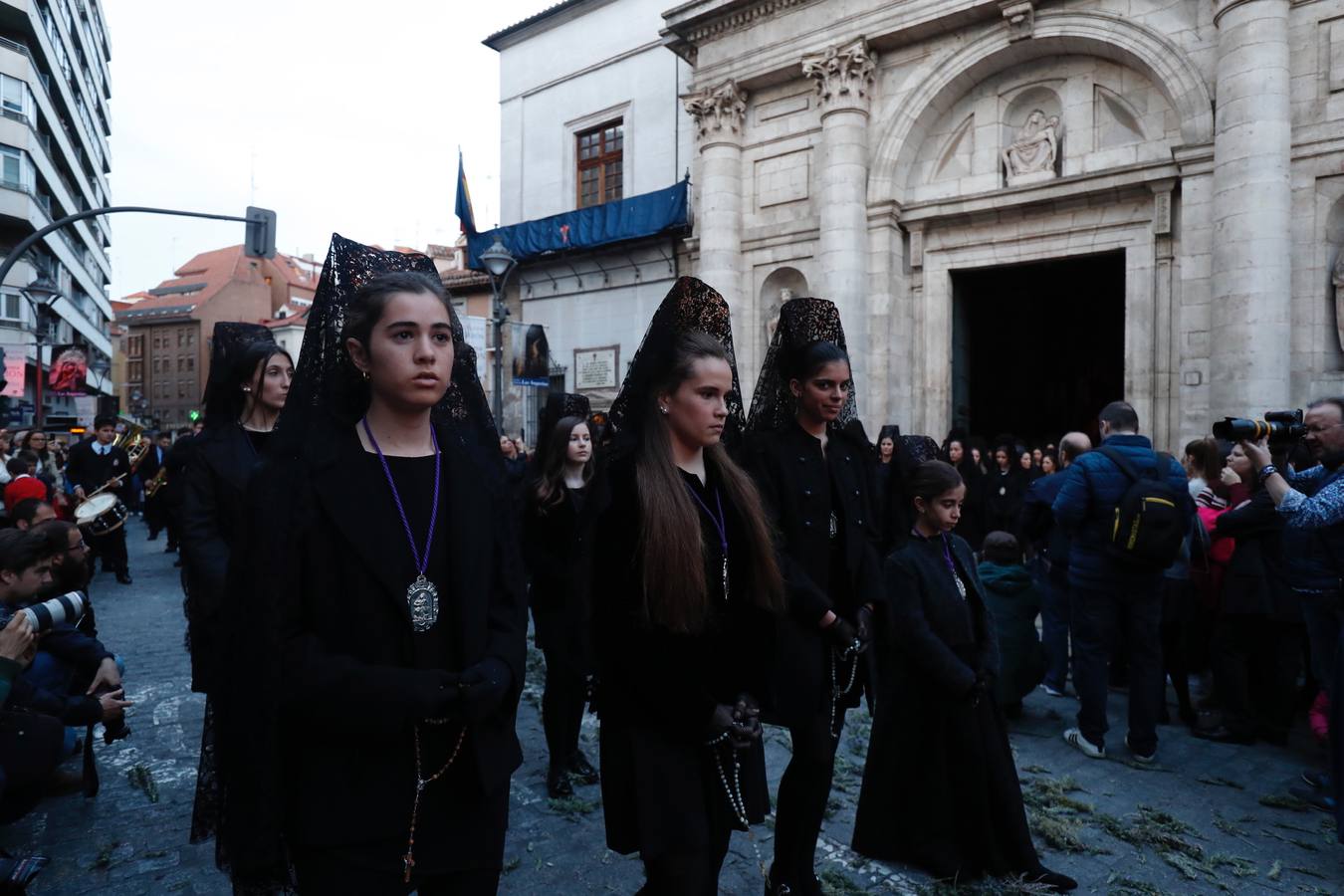Fotos: Público en la procesión del Encuentro del Martes Santo en Valladolid (1/2)