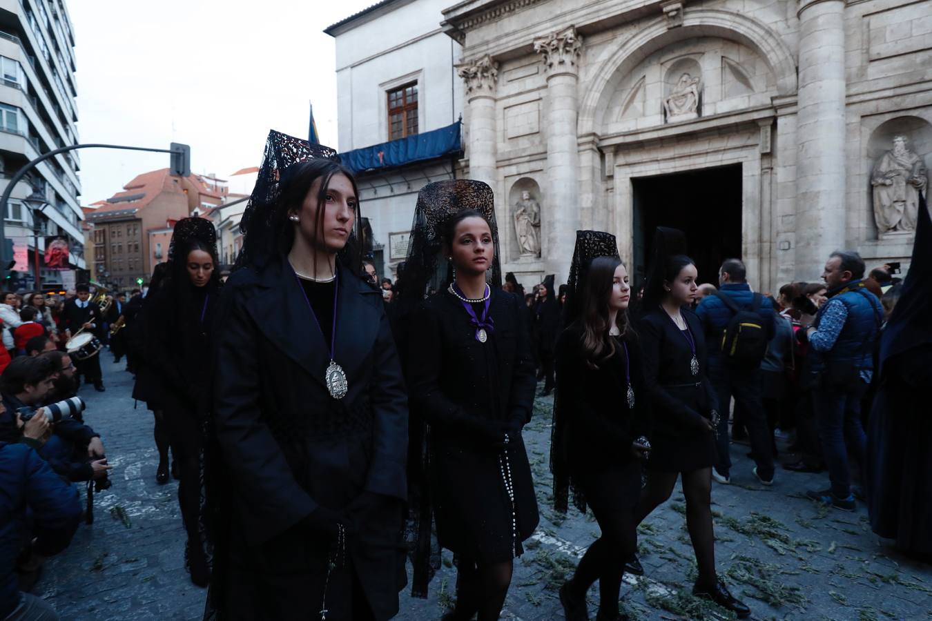 Fotos: Público en la procesión del Encuentro del Martes Santo en Valladolid (1/2)