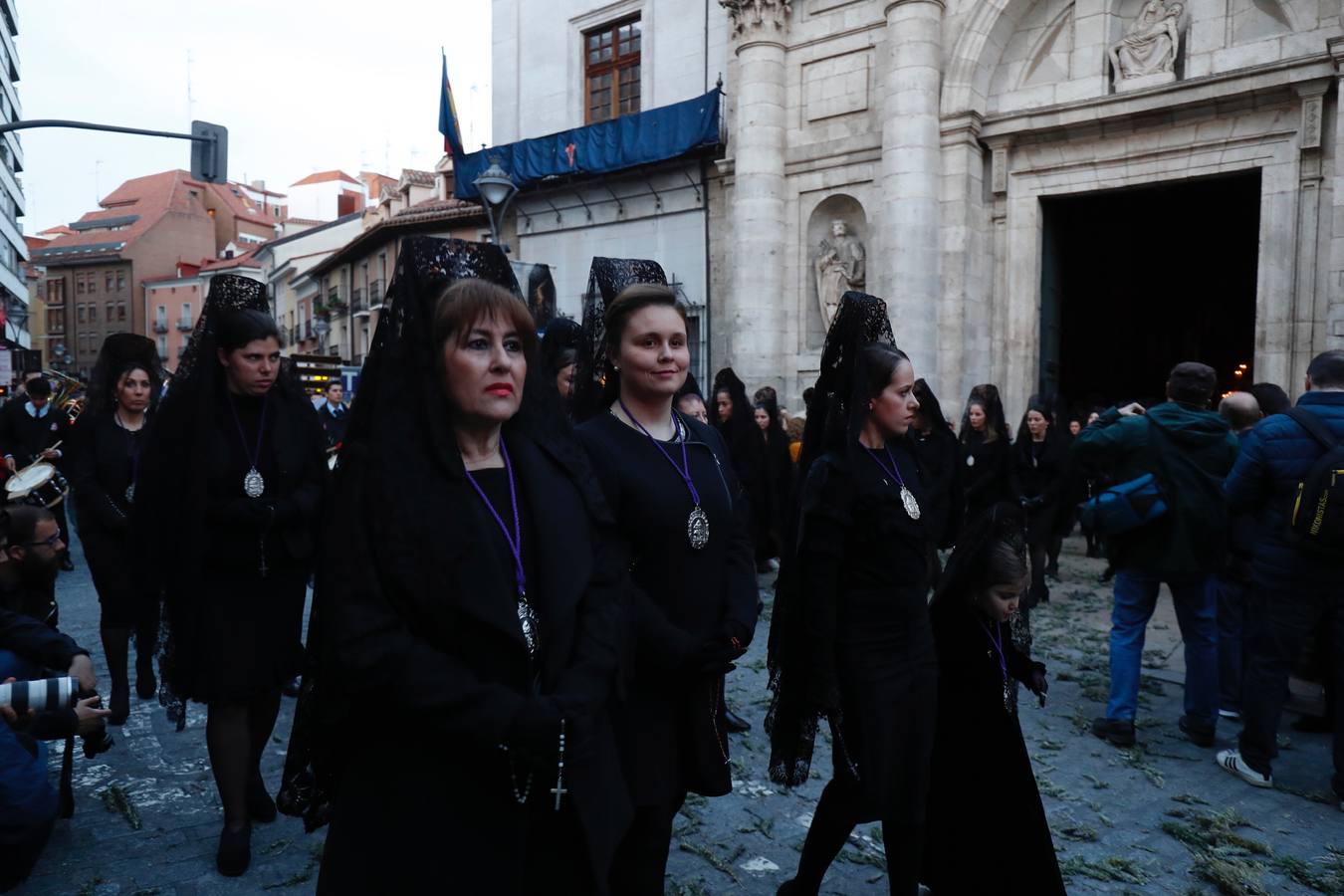 Fotos: Público en la procesión del Encuentro del Martes Santo en Valladolid (1/2)