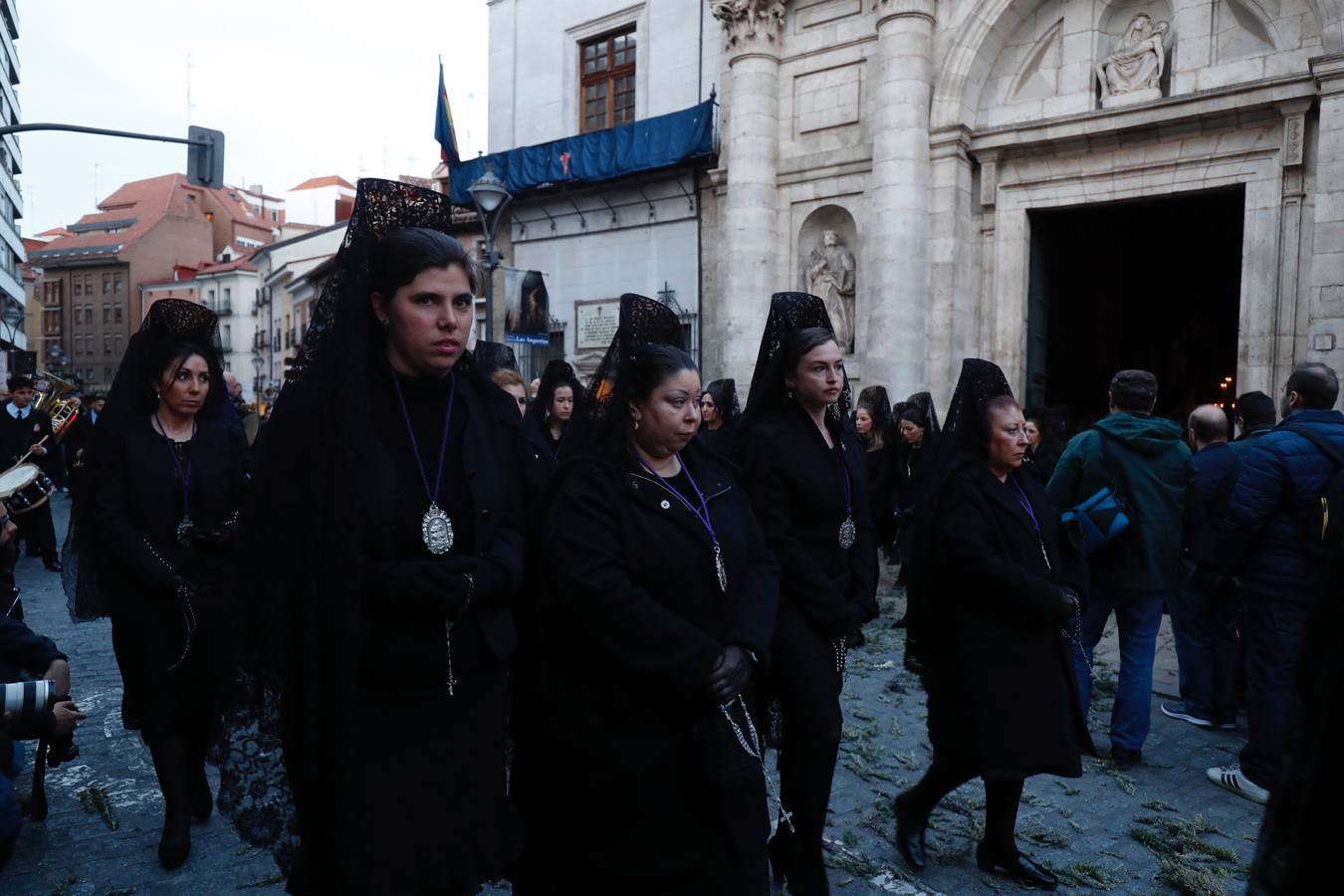 Fotos: Público en la procesión del Encuentro del Martes Santo en Valladolid (1/2)