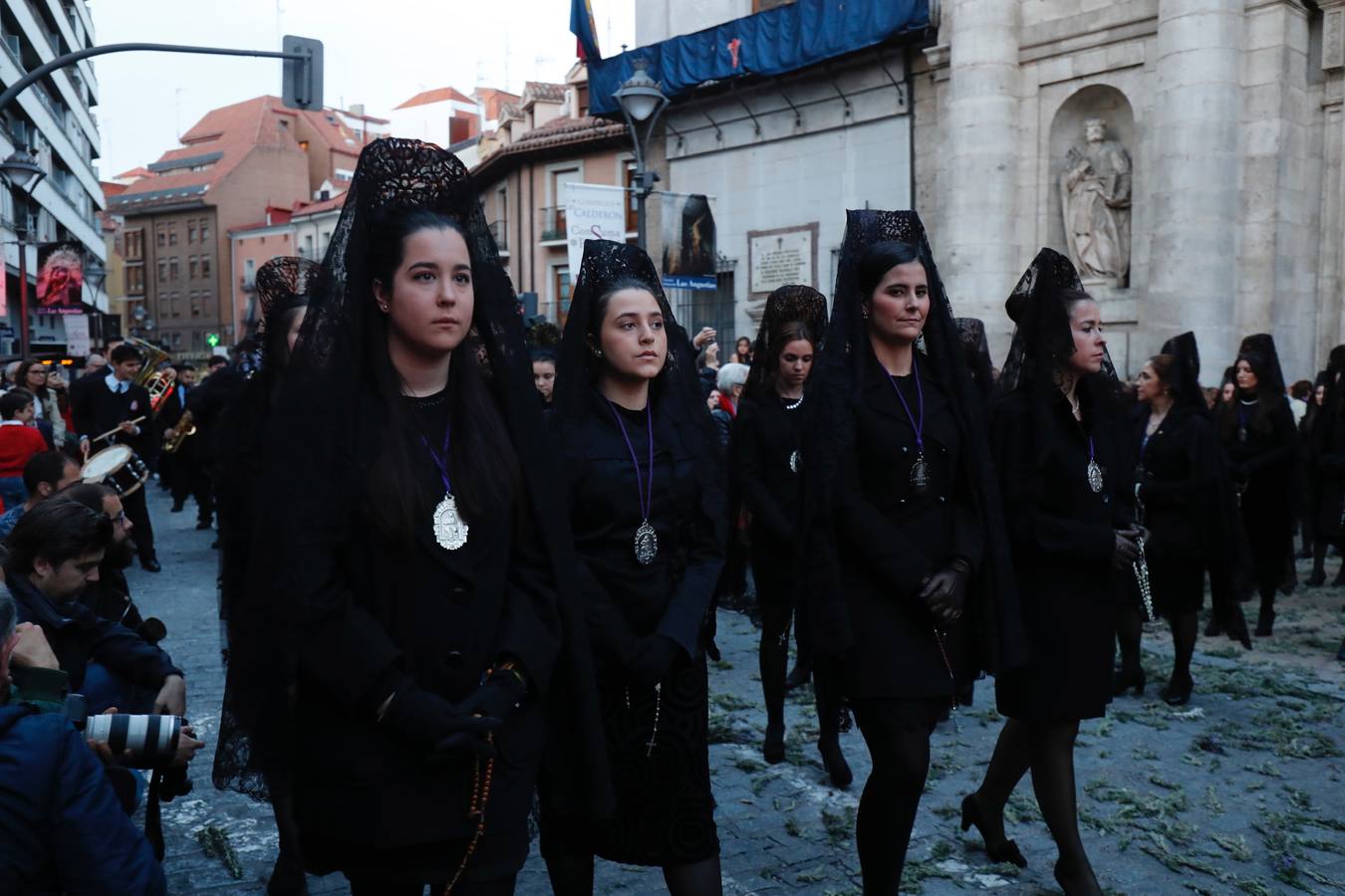 Fotos: Público en la procesión del Encuentro del Martes Santo en Valladolid (1/2)