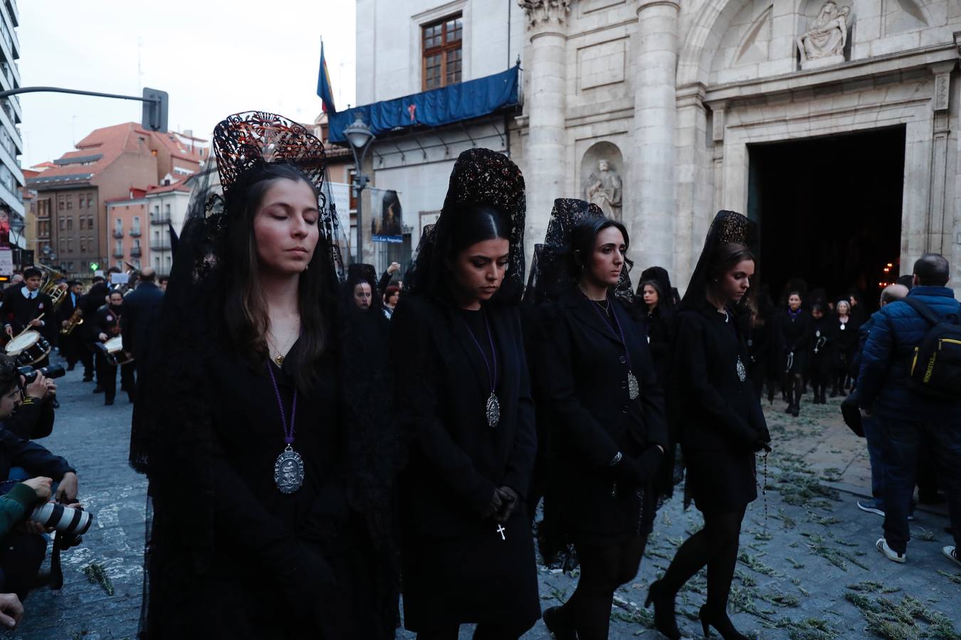 Fotos: Público en la procesión del Encuentro del Martes Santo en Valladolid (1/2)