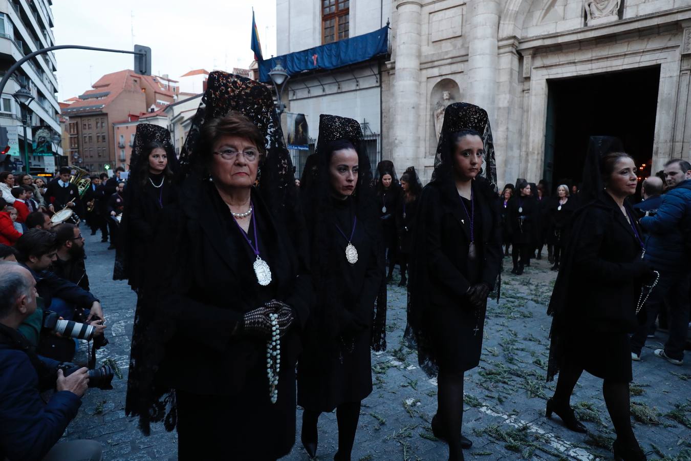 Fotos: Público en la procesión del Encuentro del Martes Santo en Valladolid (1/2)