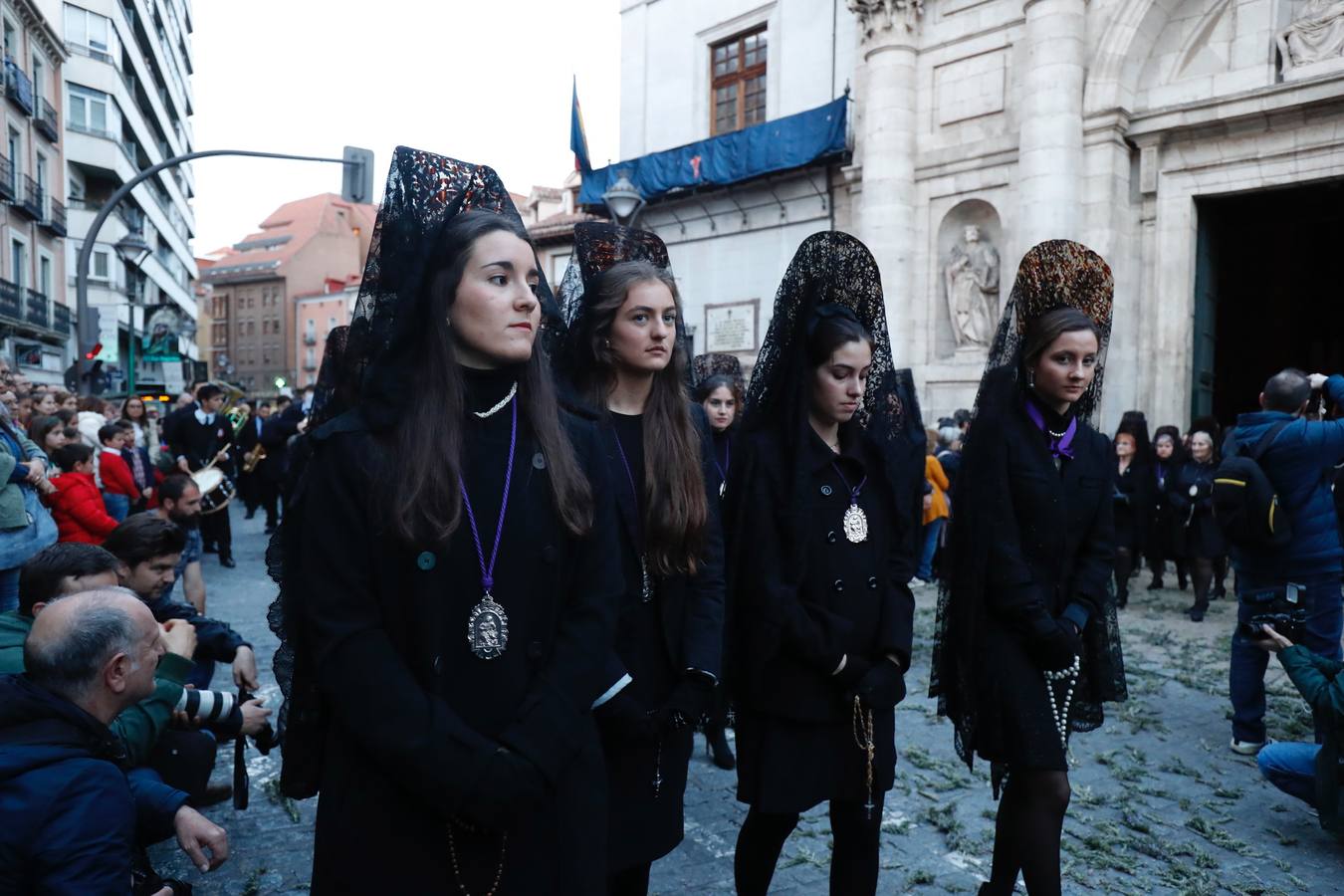 Fotos: Público en la procesión del Encuentro del Martes Santo en Valladolid (1/2)