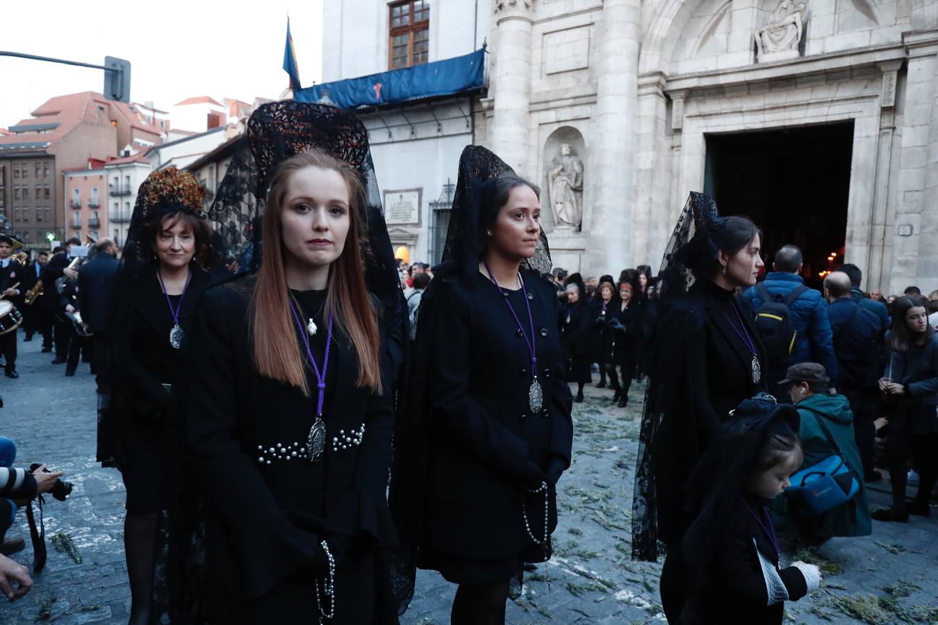Fotos: Público en la procesión del Encuentro del Martes Santo en Valladolid (1/2)