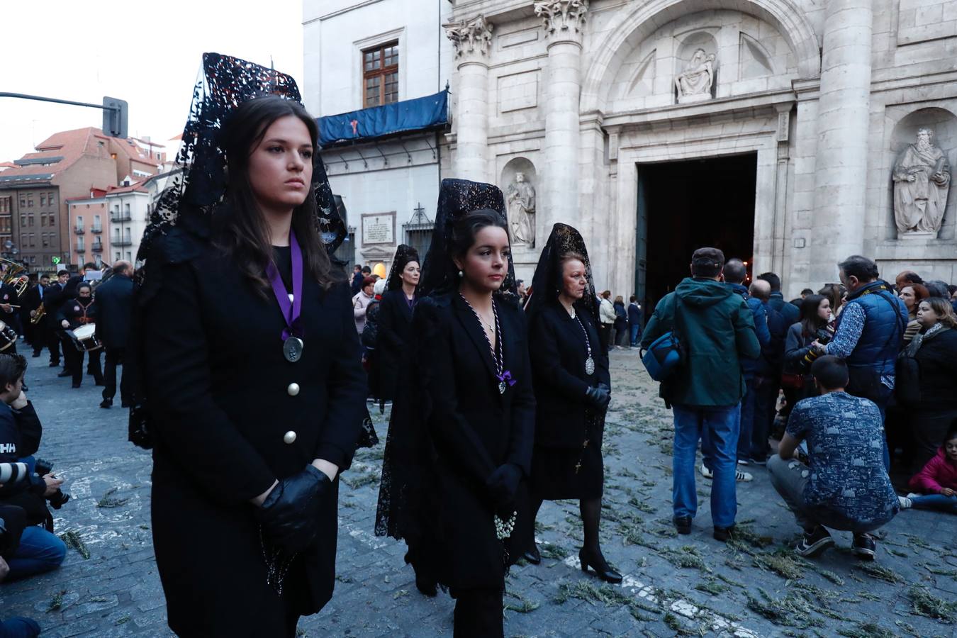 Fotos: Público en la procesión del Encuentro del Martes Santo en Valladolid (2/2)