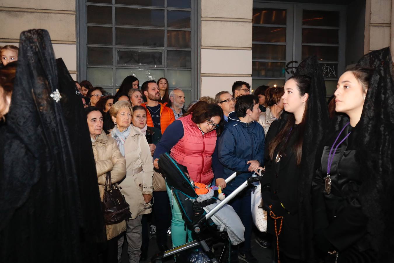 Fotos: Público en la procesión del Encuentro del Martes Santo en Valladolid (2/2)