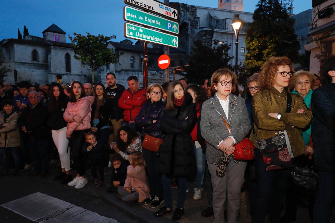 Fotos: Público en la procesión del Encuentro del Martes Santo en Valladolid (2/2)