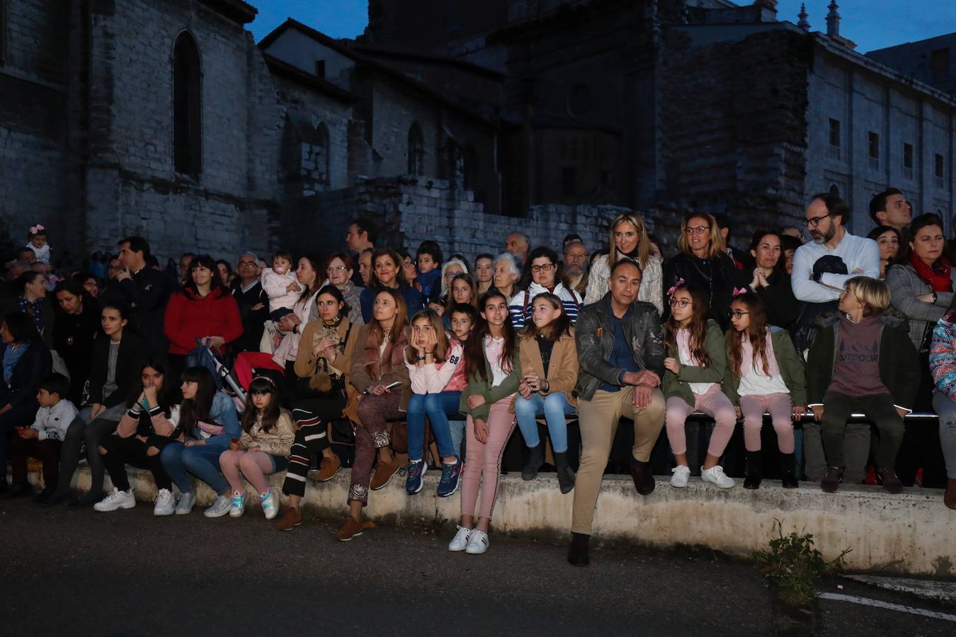 Fotos: Público en la procesión del Encuentro del Martes Santo en Valladolid (2/2)