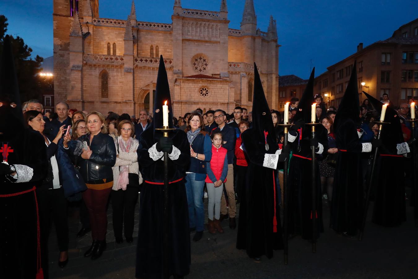Fotos: Público en la procesión del Encuentro del Martes Santo en Valladolid (2/2)