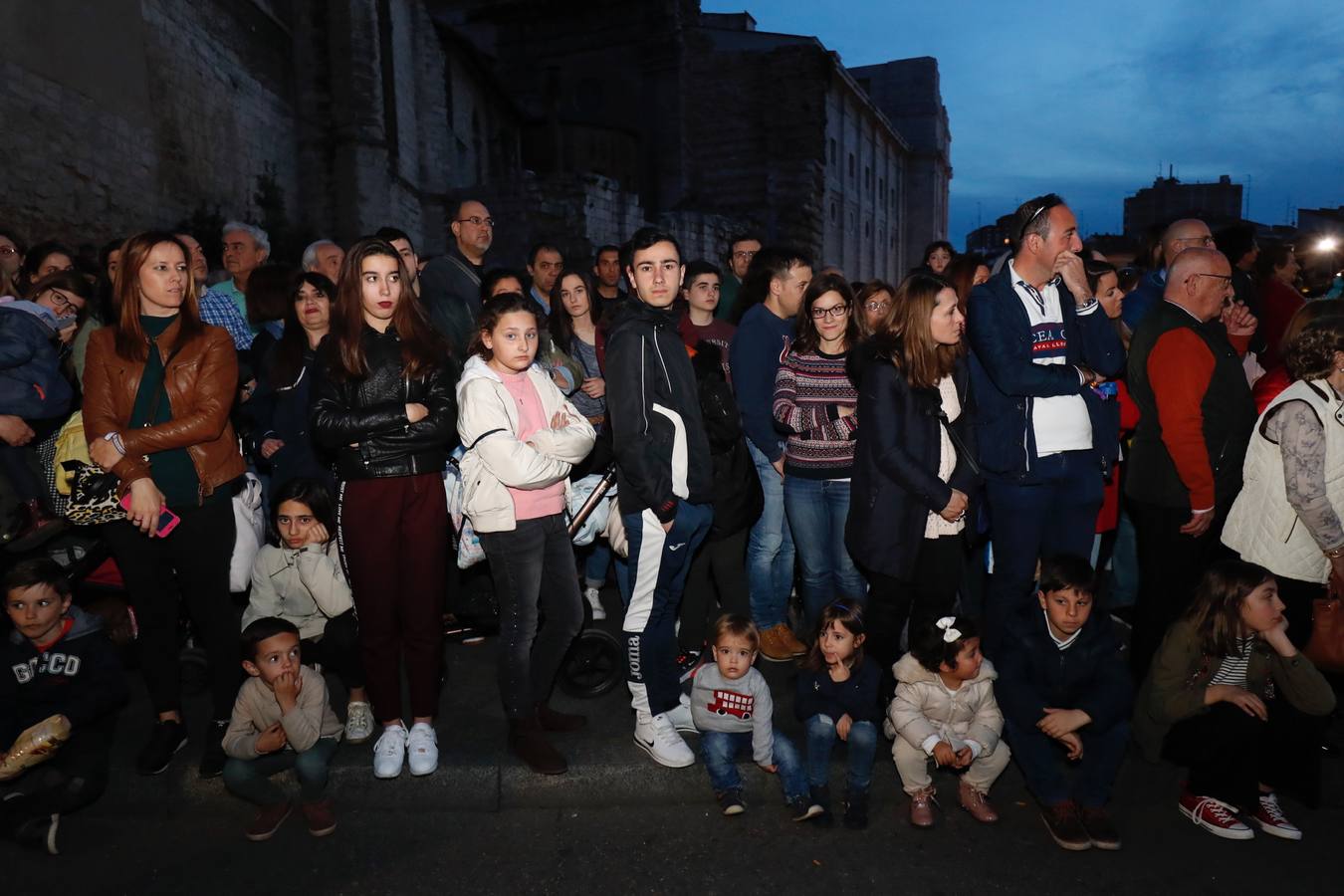 Fotos: Público en la procesión del Encuentro del Martes Santo en Valladolid (2/2)