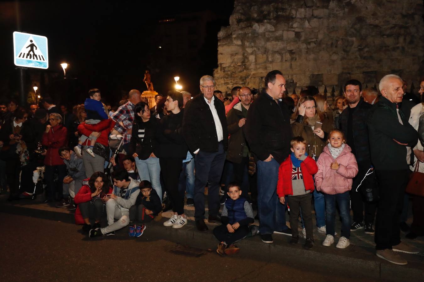 Fotos: Público en la procesión del Encuentro del Martes Santo en Valladolid (2/2)