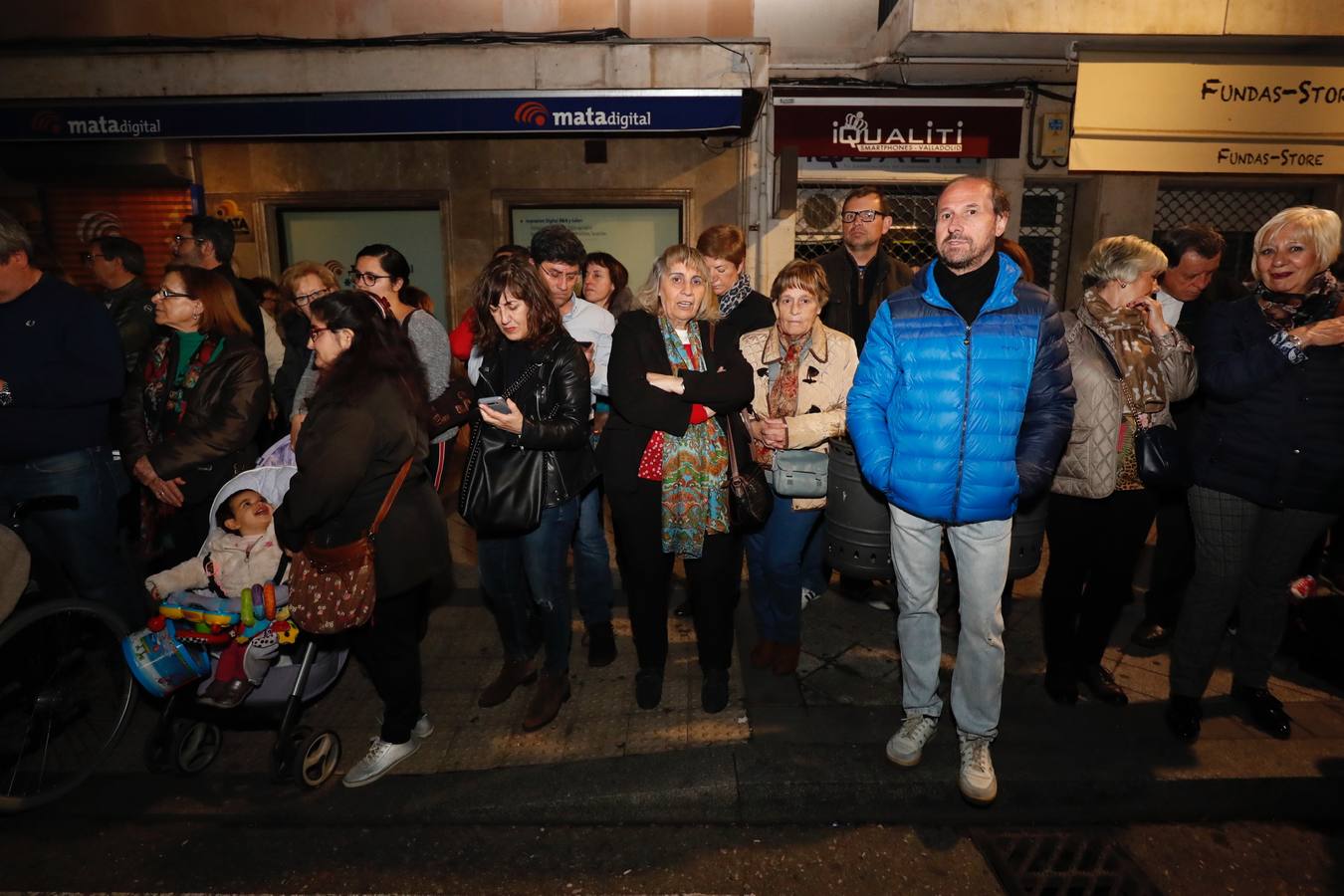 Fotos: Público en la procesión del Encuentro del Martes Santo en Valladolid (2/2)