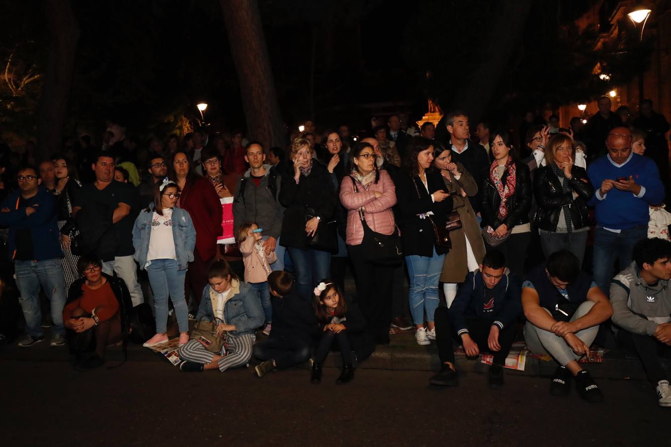Fotos: Público en la procesión del Encuentro del Martes Santo en Valladolid (2/2)