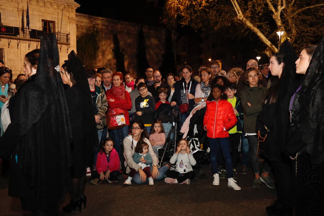 Fotos: Público en la procesión del Encuentro del Martes Santo en Valladolid (2/2)