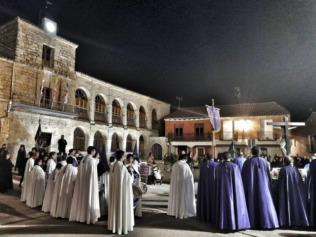 Participaron las cofradías del Santo Sepulcro de la localidad y la del Descendimiento y Santo Cristo de la Buena Muerte de Valladolid