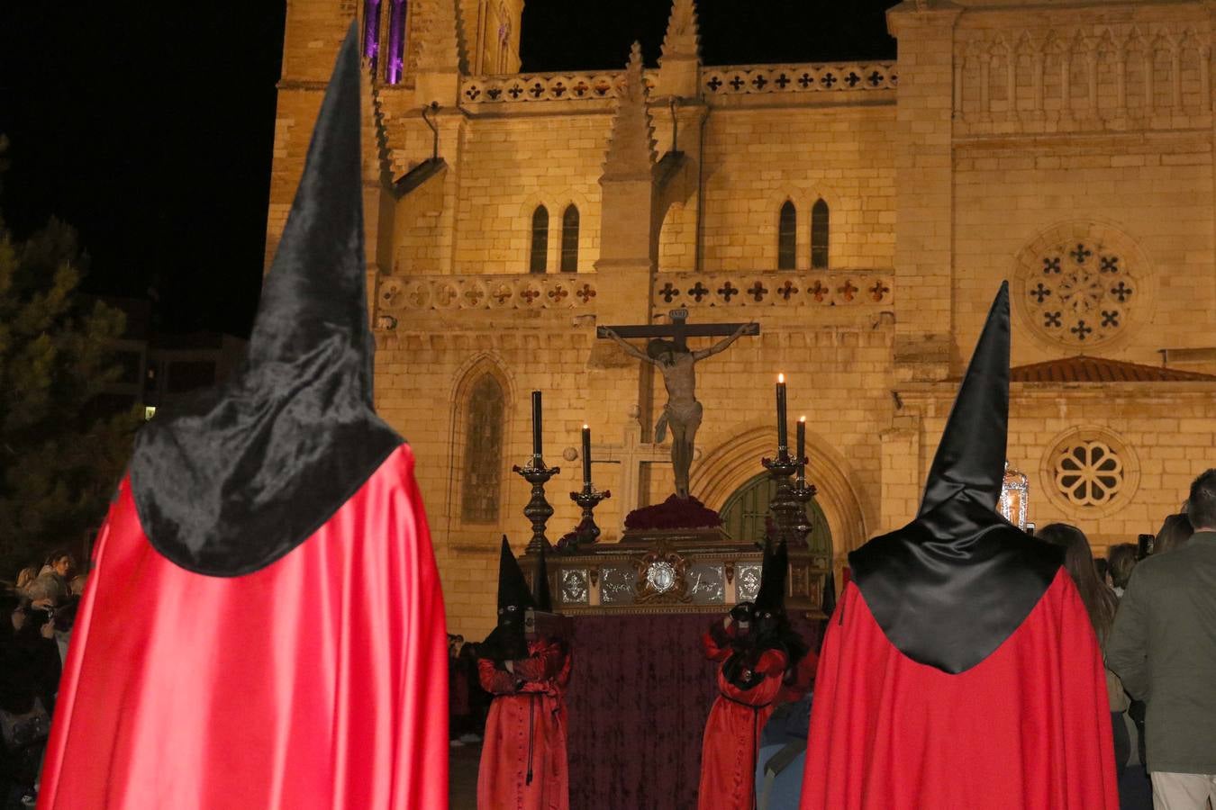 El recorrido nocturno de la Cofradía de la Preciosísima Sangre resultó hipnótico por lo agradable de la noche y las luces que iluminaban la Catedral y la iglesia de la Antigua 