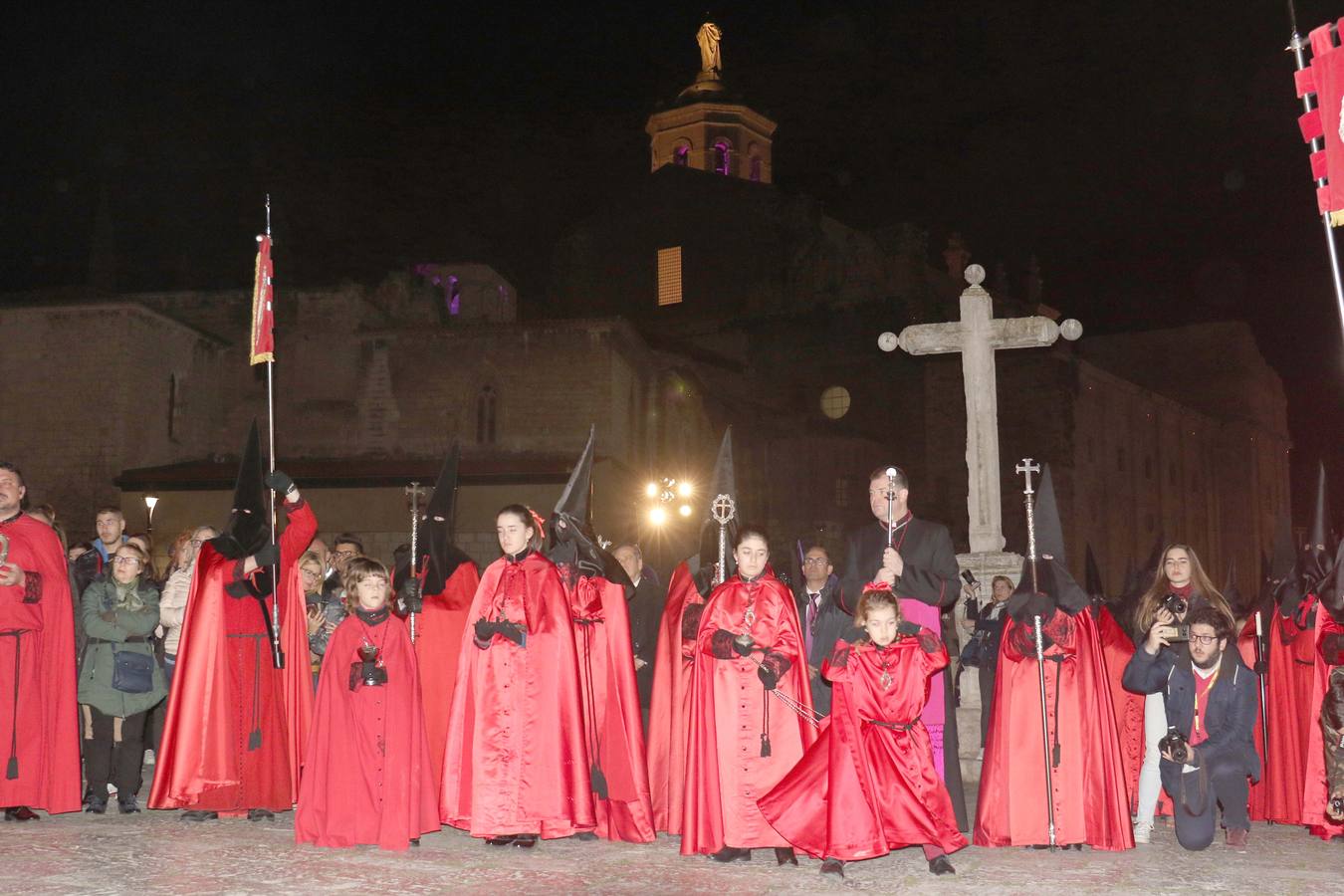 El recorrido nocturno de la Cofradía de la Preciosísima Sangre resultó hipnótico por lo agradable de la noche y las luces que iluminaban la Catedral y la iglesia de la Antigua 