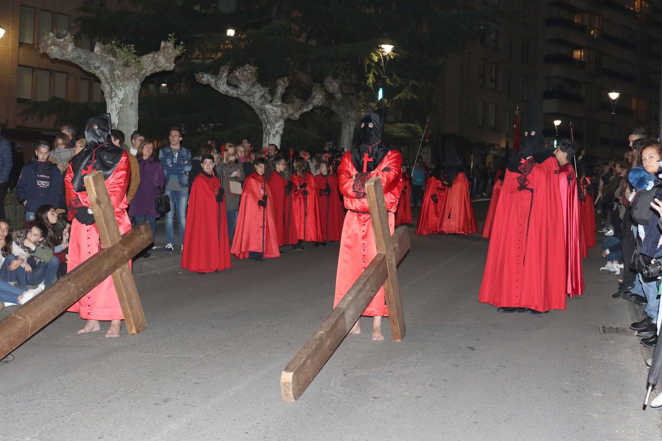 El recorrido nocturno de la Cofradía de la Preciosísima Sangre resultó hipnótico por lo agradable de la noche y las luces que iluminaban la Catedral y la iglesia de la Antigua 