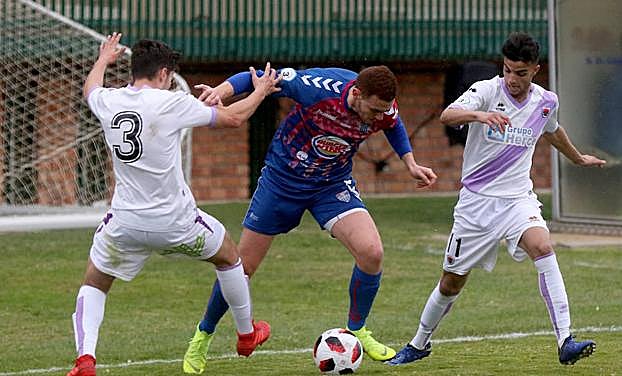 El delantero Agus Alonso, que ya se ha marcado su primer gol tras su lesión, durante un partido en La Albuera. 