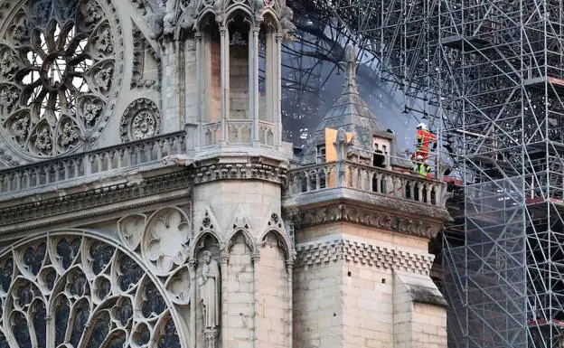 Bomberos trabajan en Notre Dame. 