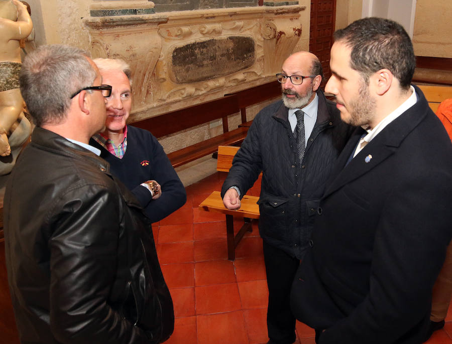 Fotos: La lluvia obliga a celebrar el Via Crucis de Los Carmelitas en la iglesia
