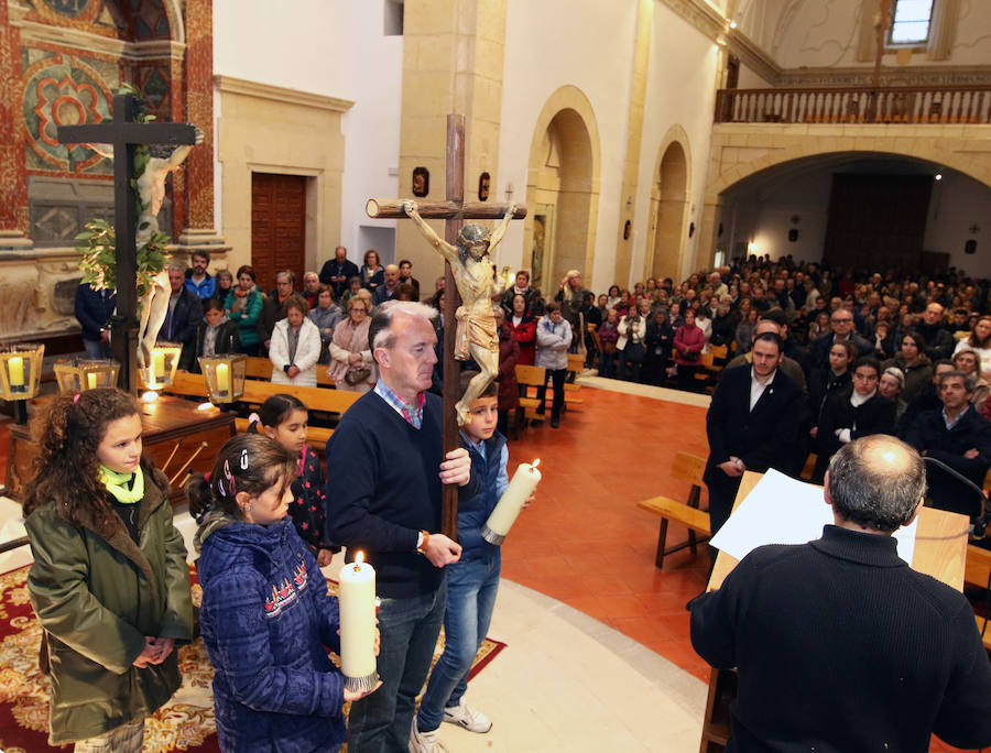 Fotos: La lluvia obliga a celebrar el Via Crucis de Los Carmelitas en la iglesia