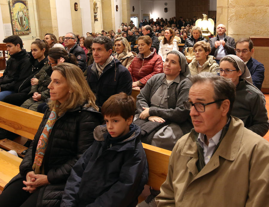 Fotos: La lluvia obliga a celebrar el Via Crucis de Los Carmelitas en la iglesia