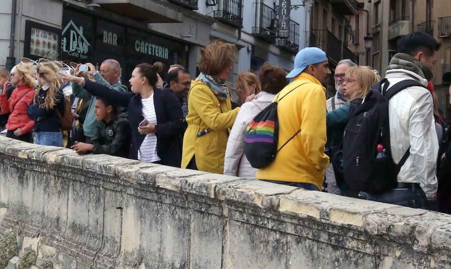 Fotos: Los turistas llenan el centro de Segovia el Miércoles Santo