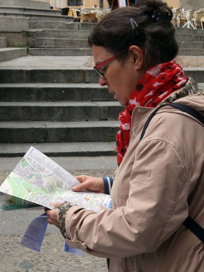 Fotos: Los turistas llenan el centro de Segovia el Miércoles Santo