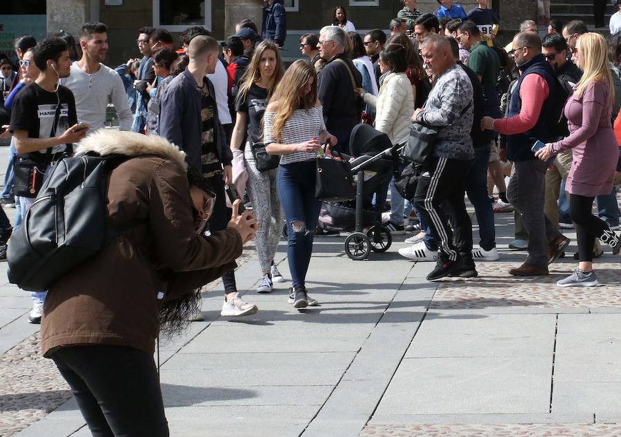 Fotos: Los turistas llenan el centro de Segovia el Miércoles Santo
