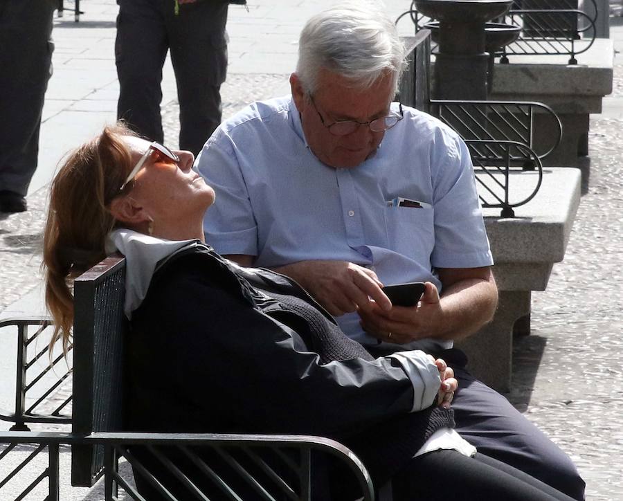 Fotos: Los turistas llenan el centro de Segovia el Miércoles Santo