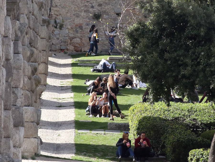 Fotos: Los turistas llenan el centro de Segovia el Miércoles Santo