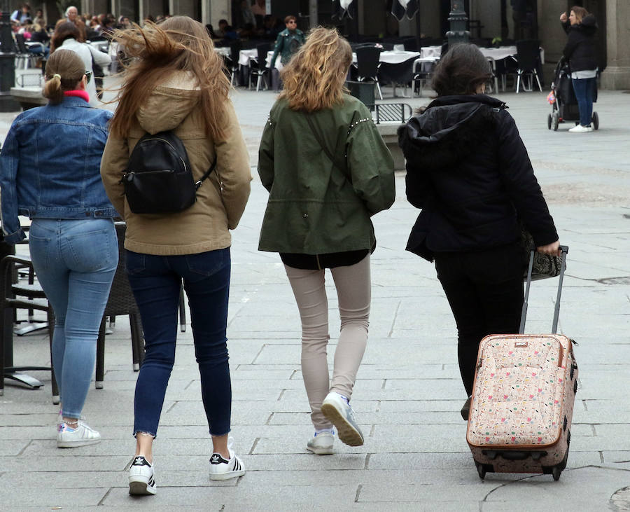 Fotos: Los turistas llenan el centro de Segovia el Miércoles Santo